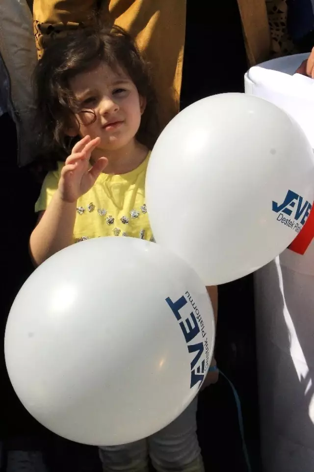 81 İlde Eş Zamanlı Olarak 'Evet Balonları' Uçuruldu 81 İlde Eş Zamanlı Olarak 'Evet Balonları' Uçuruldu