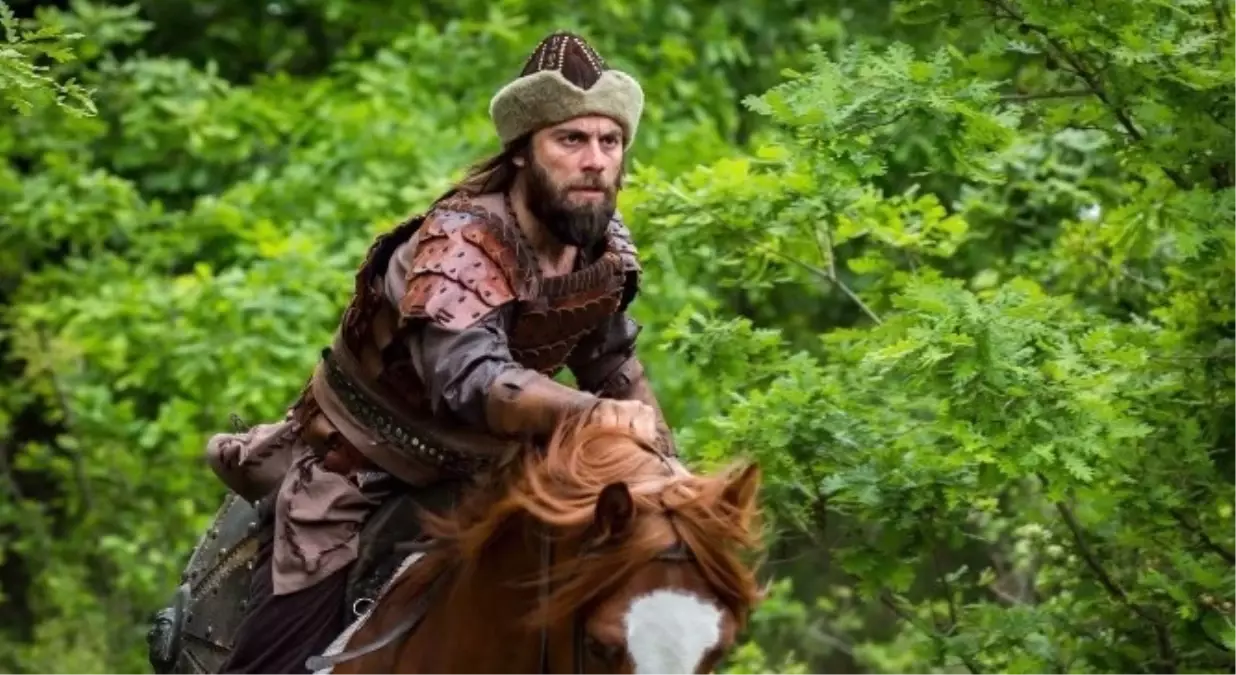 Diriliş'in Doğan Alp'i Kelepçeli Fotoğrafıyla Hayranlarını Korkuttu