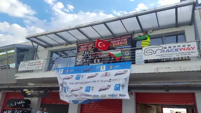 Pistin Tozunu, İşportacıların Nefesini Kesiyorlar Pistin Tozunu, İşportacıların Nefesini Kesiyorlar