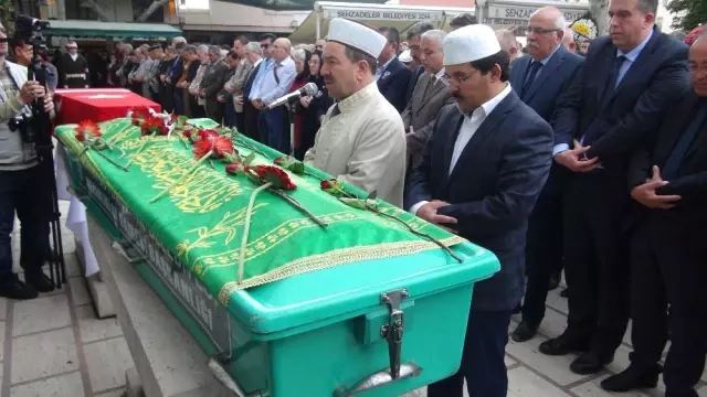 Yılın Doktoru' Son Yolculuğuna Uğurlandı Yılın Doktoru' Son Yolculuğuna Uğurlandı