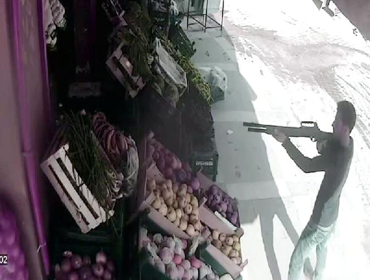 Şanlıurfa'da Manav, Tüfekli Saldırgana Domates Fırlattı
