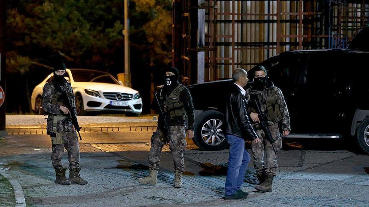 Gazi Mahallesi Karıştı! Polis 'Dur' İhtarına Uymayan Araca Ateş Açtı: 2 Ölü
