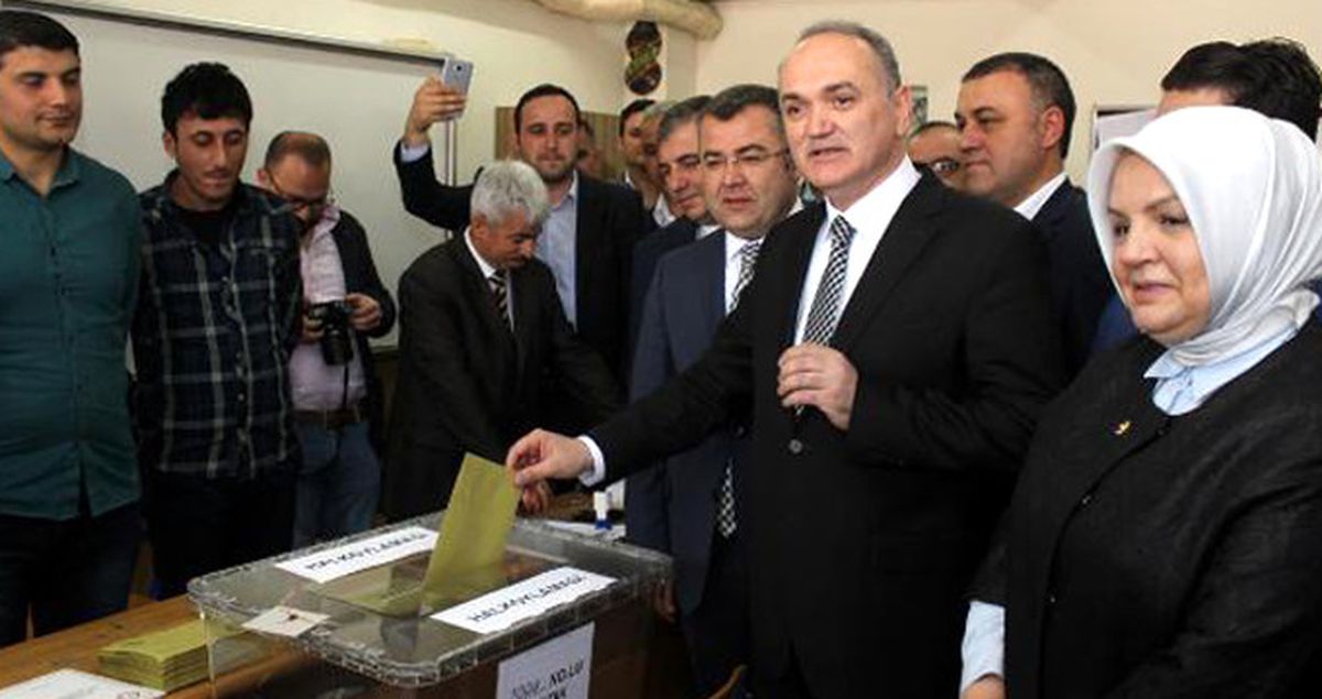 Bakan Özlü'nün Oy Kullandığı Sandıktan 'Evet' Oyu Çıktı