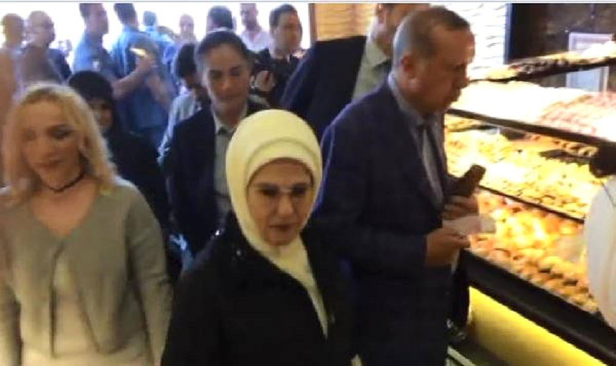 Cumhurbaşkanı Erdoğan Oy Kullandıktan Sonra Ev Yapımı Çikolata Aldı