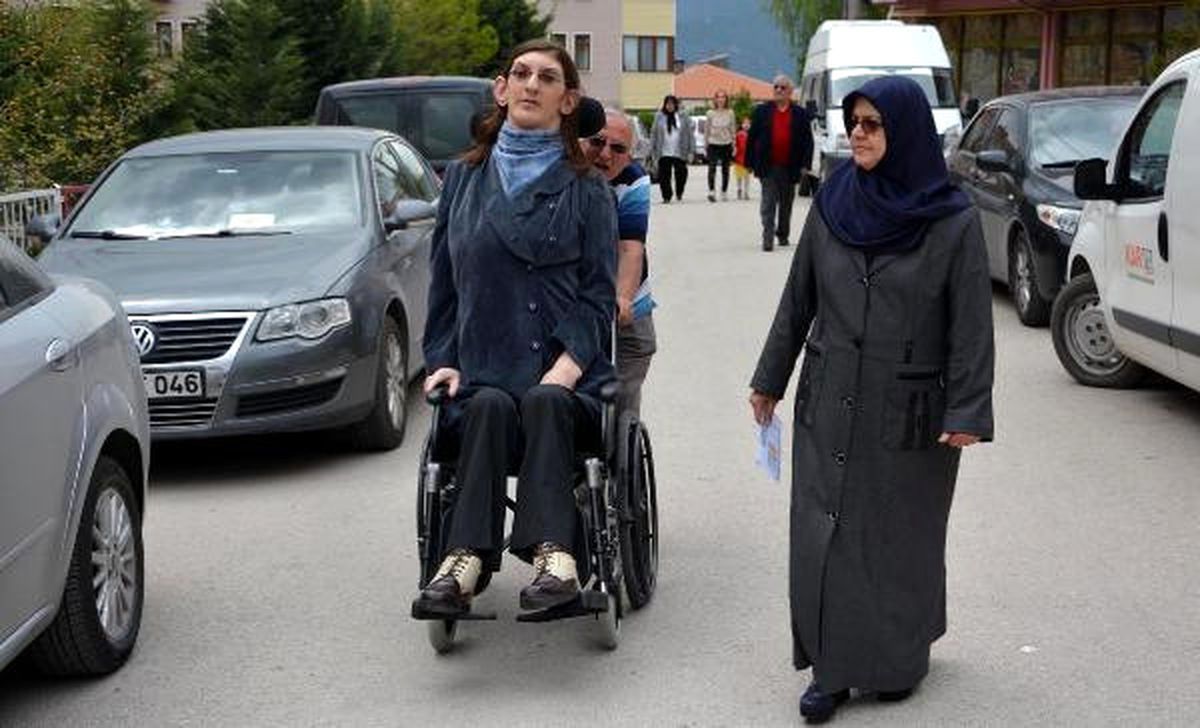 Dünyanın En Uzun Kızı Oyunu Kullandı