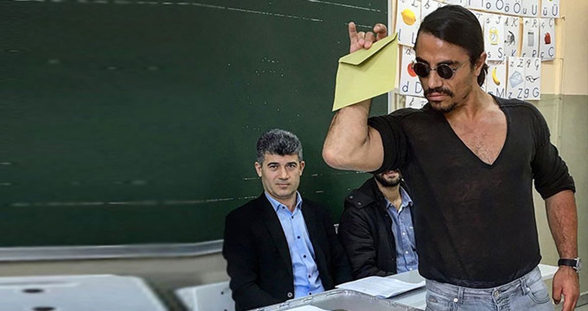 Fenomen Kasap Nusret, Oy Atarken Bile Meşhur Hareketinden Vazgeçmedi