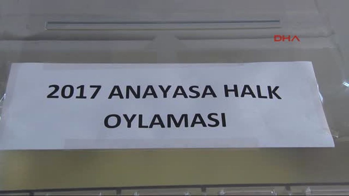 Istanbul'da Ilk Sandıklar Açıldı; Oy Sayım Işlemi Başladı
