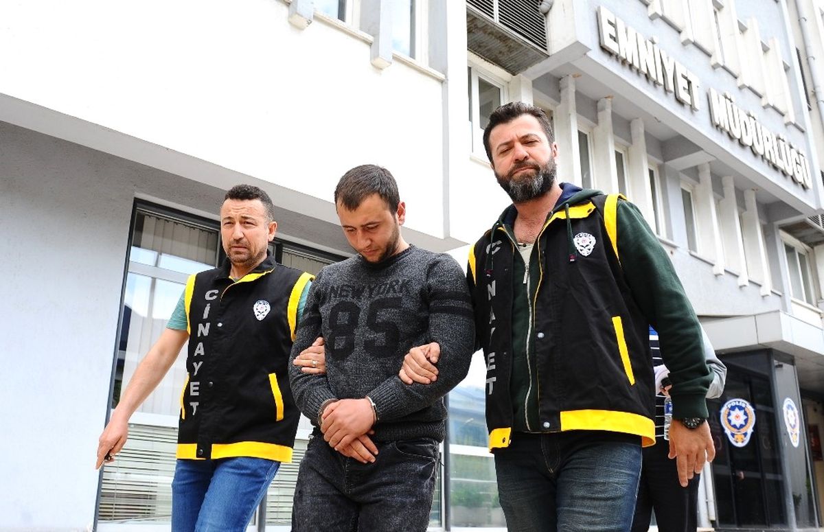 Kafasına Şişe ile Vurduğu Arkadaşını Bıçakla Öldürdü