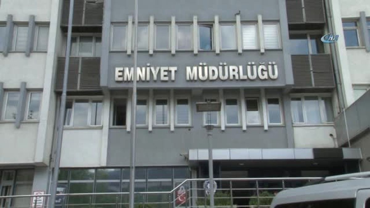 Kafasına Şişe ile Vurduğu Arkadaşını Bıçakla Öldürdü