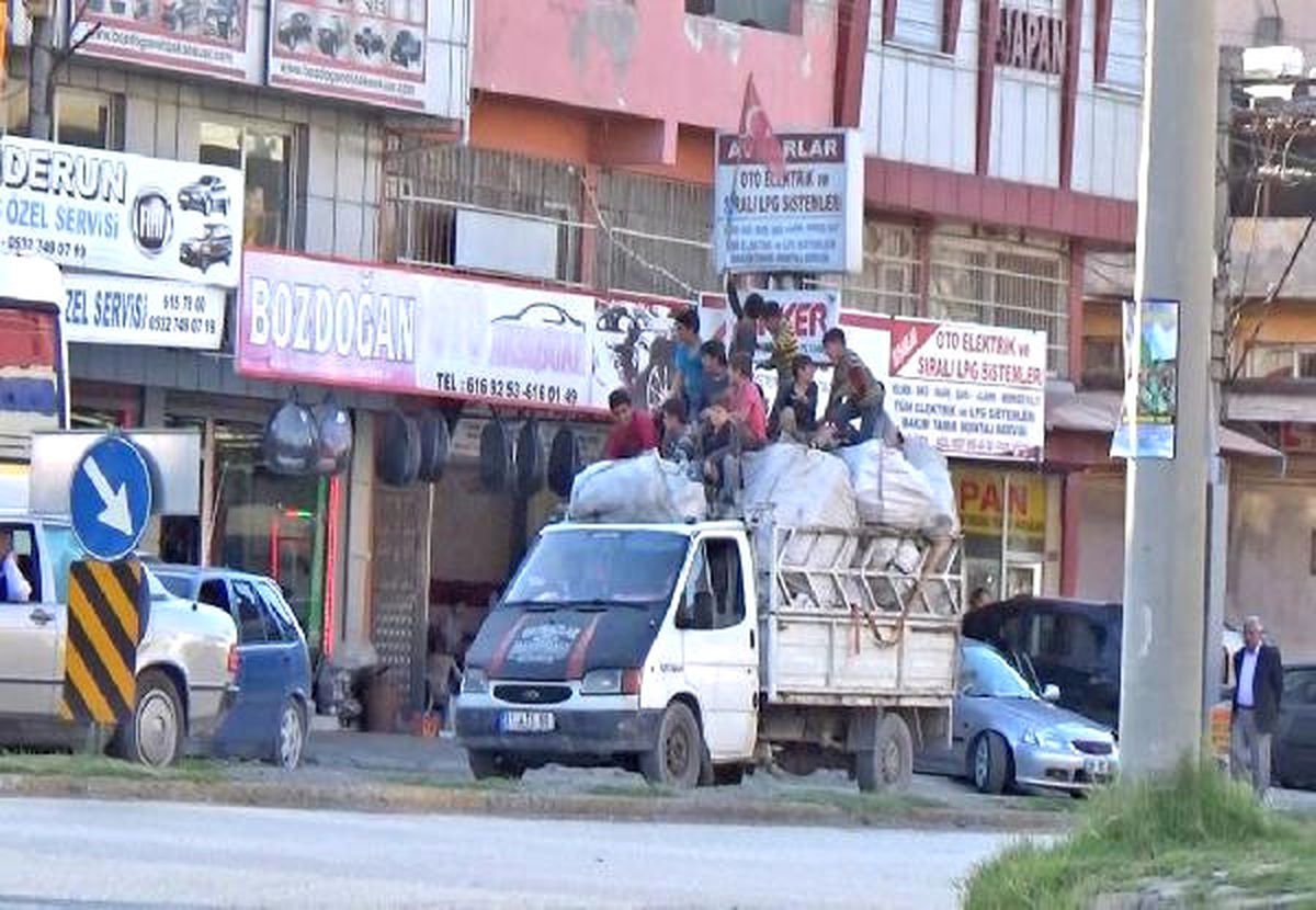 Kağıt Toplayan Çocukların Tehlikeli Yolculuğu, Yürekleri Ağza Getirdi