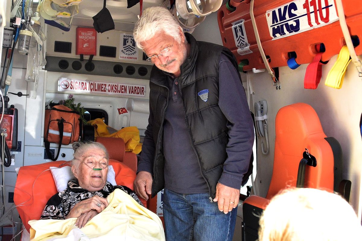 Oyuncu Salih Kalyon, Yatalak Kayınvalidesini Oy Kullanmaya Getirdi