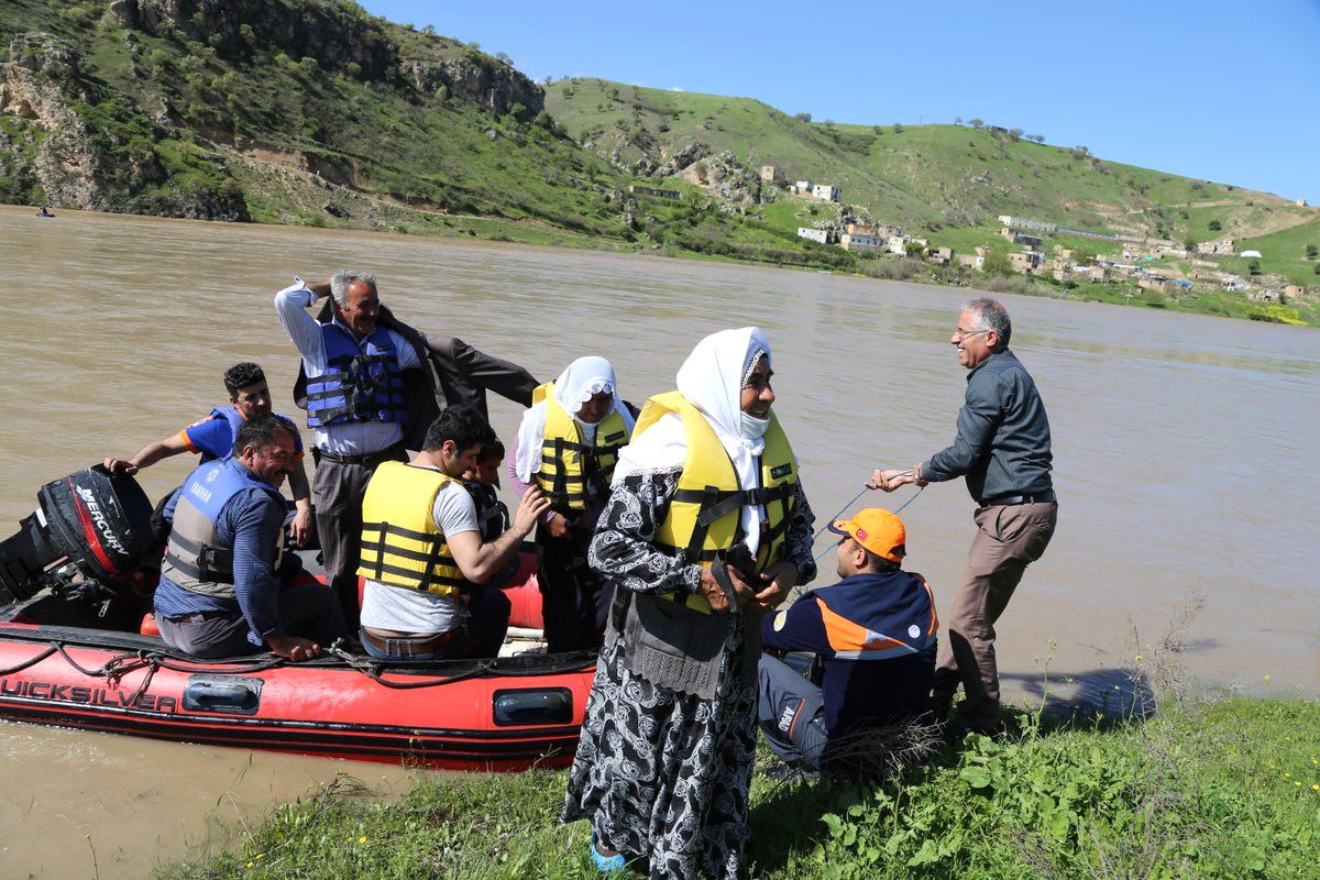 Siirtli Köylüler, Oy Kullanmak İçin Botlarla Nehrin Karşısına Geçti