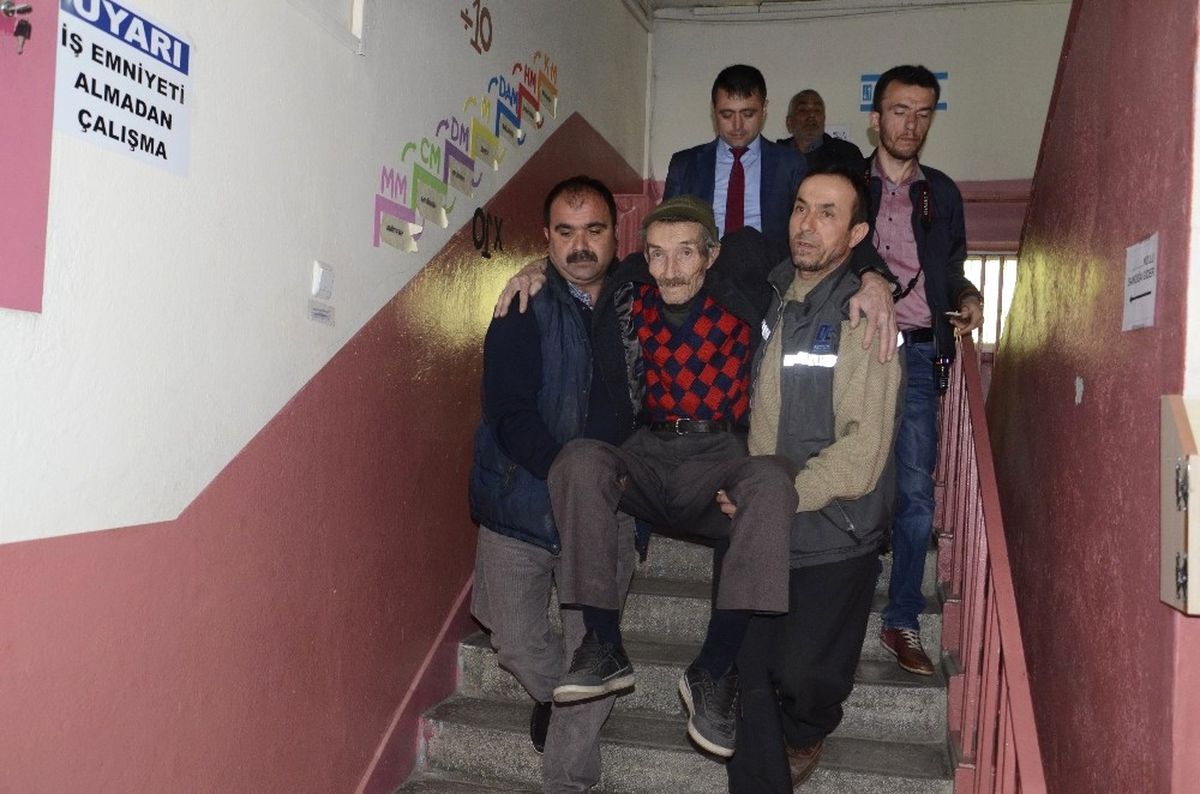 Yaşlı Adam, Oy Kullanacağı Sınıfa Kucakta Taşındı