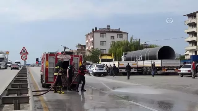 Düzce'de Otomobil ile Tır Çarpıştı: 4 Yaralı