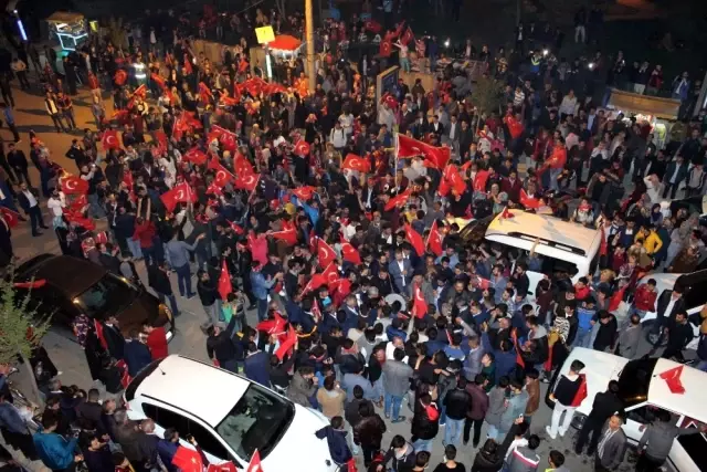 Halk Oylaması Sonuçları Kutlanıyor Halk Oylaması Sonuçları Kutlanıyor