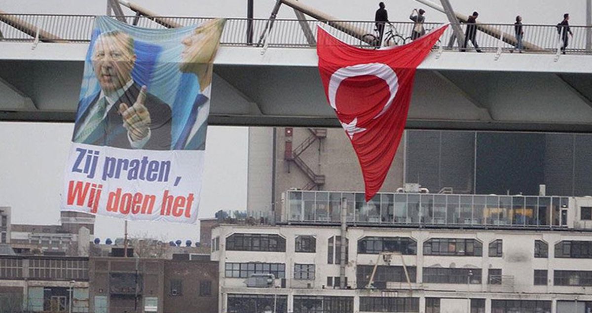 Hollanda'da Köprüye Erdoğan'ın Resmi Asıldı