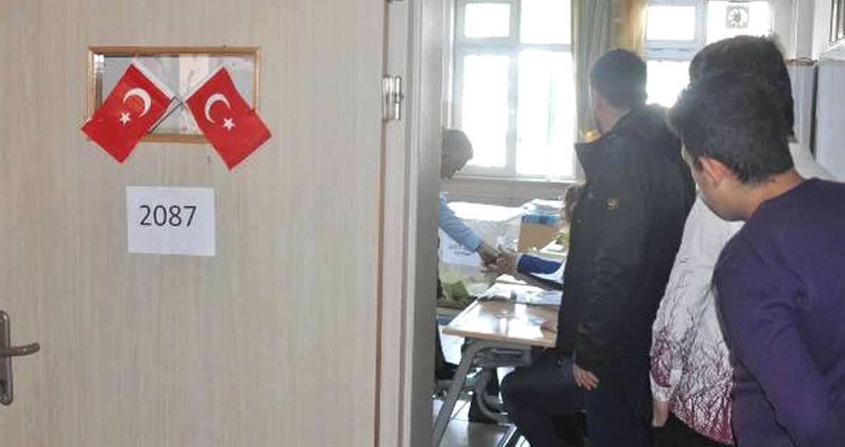 Oy Kullandığı Okulda Polise Kafa Atan Genç Tutuklandı