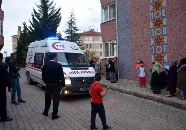 15 Yaşındaki Liseli Kız 3'üncü Kattan Atladı