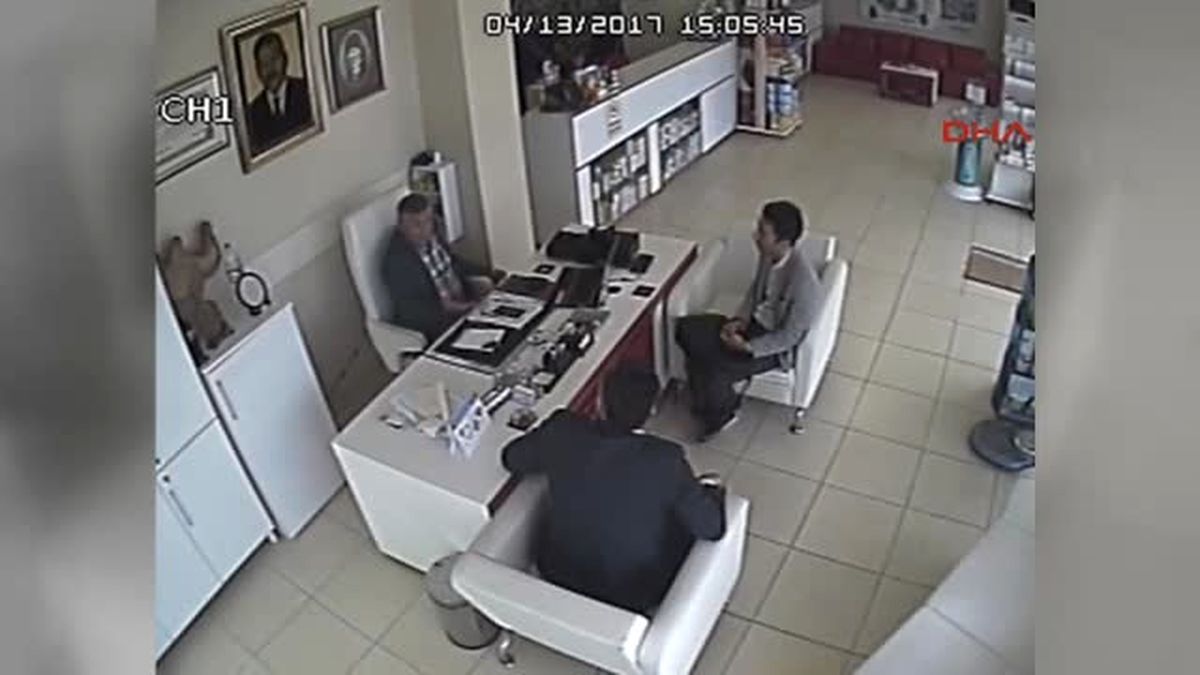 Otomobilden Fırlayan Tekerlek Eczanede Oturan Adamın Kafasına Çarptı!