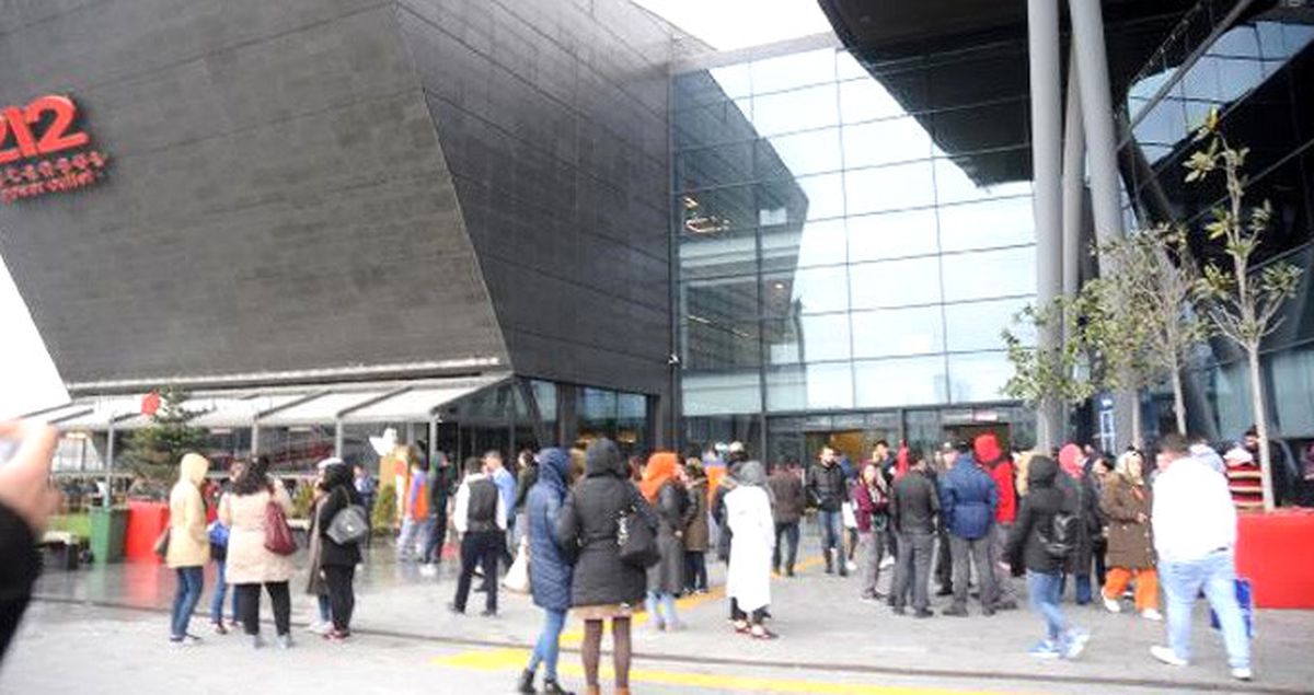 Bağcılar'da Alışveriş Merkezindeki Yangın Paniğe Neden Oldu