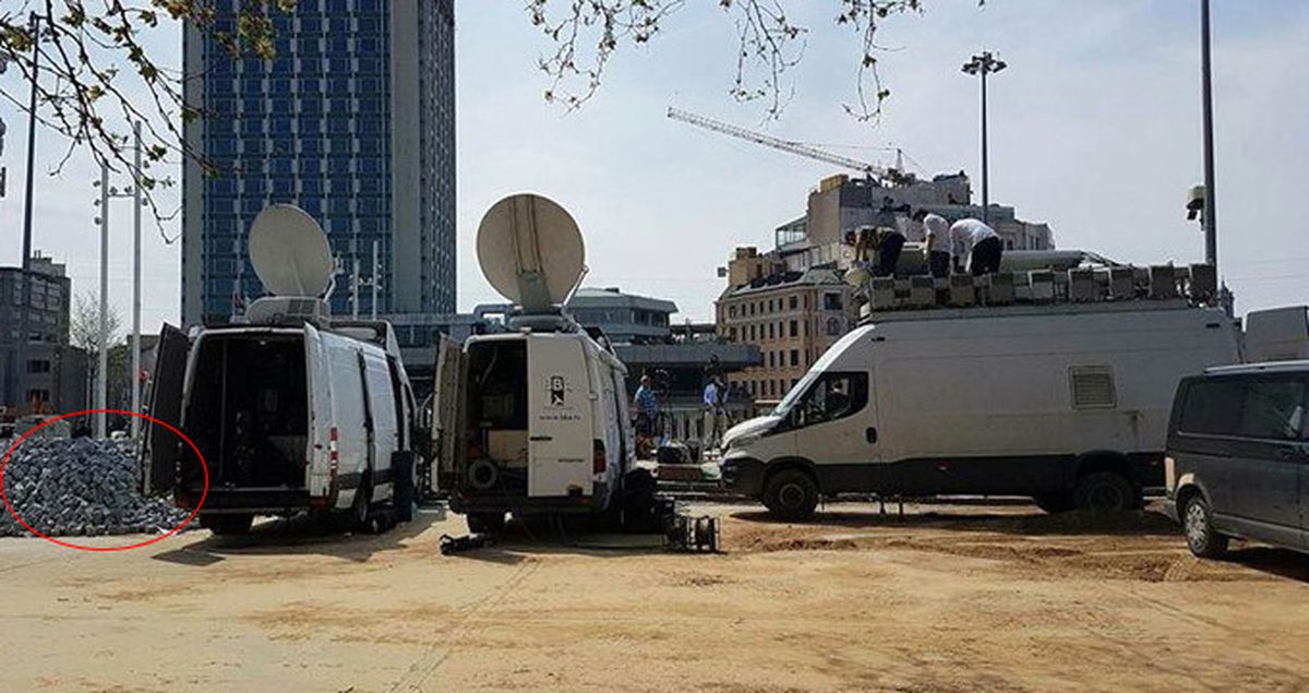 İBB Ekipleri Taksim'de Olay Olan Kaldırım Taşlarını Kaldırdı