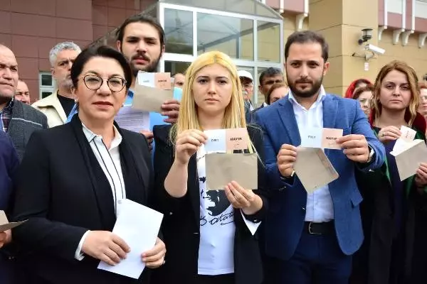 Manisa'da CHP'lilerden Mühürsüz Oy Pusulası Eylemi Manisa'da CHP'lilerden Mühürsüz Oy Pusulası Eylemi