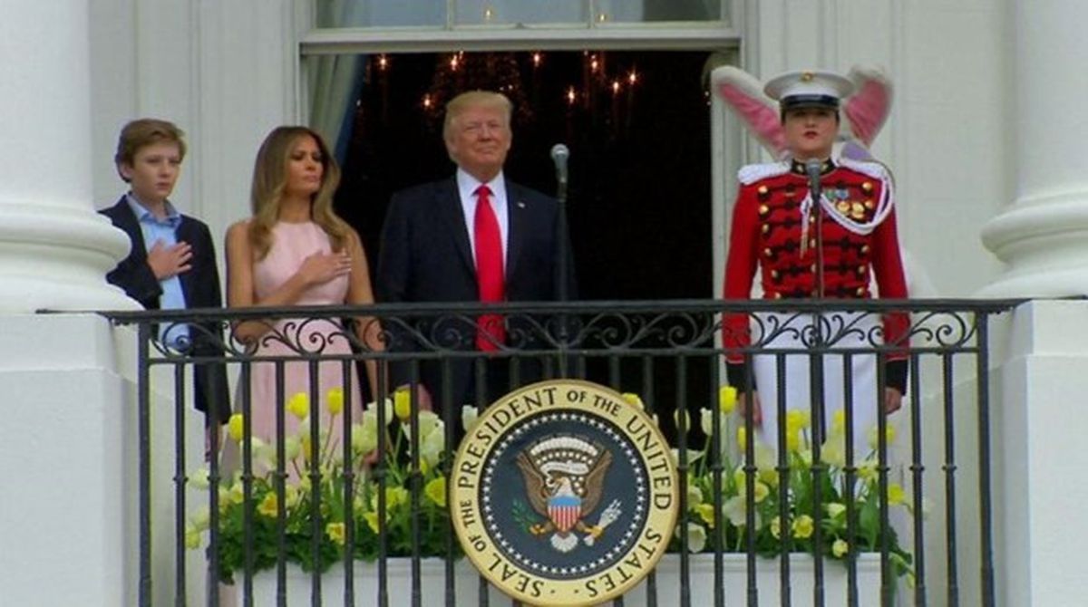 Trump Elini Kalbine Götürmeyi Unutunca, First Lady 'Dürterek' Uyardı