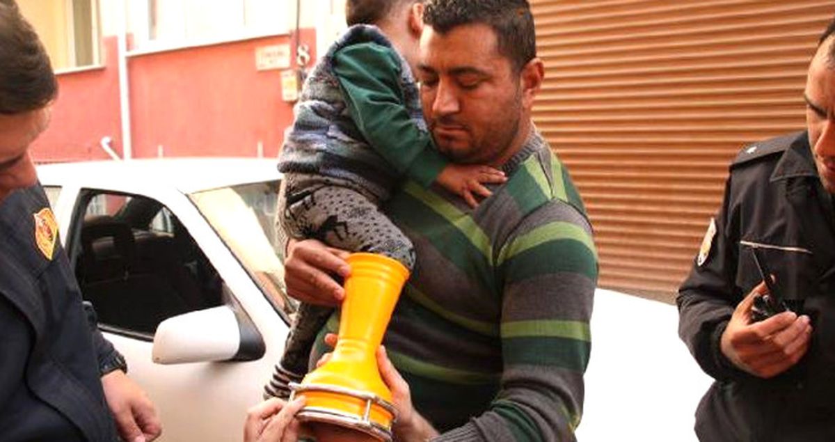 2 Yaşındaki Çocuk, Ayağını Darbukaya Sıkıştırdı