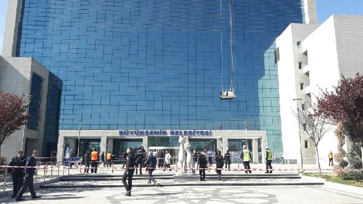 Ankara Büyükşehir Belediyesi'ne Ateş Açıldı