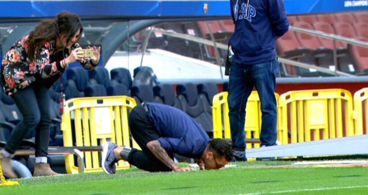 Juventus'lu Futbolcu Dani Alves, Barcelona Maçı Öncesi Çimleri Öptü
