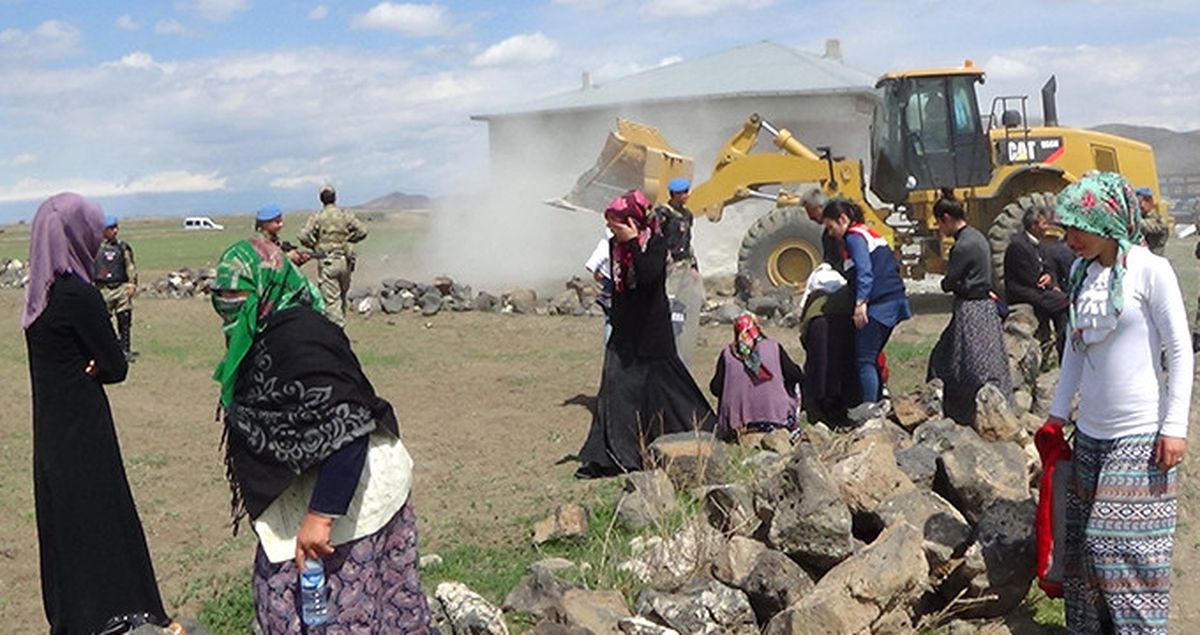 Kıjik Mezrasına Yıkım Kararı: 24 Hane Toz Duman Oldu