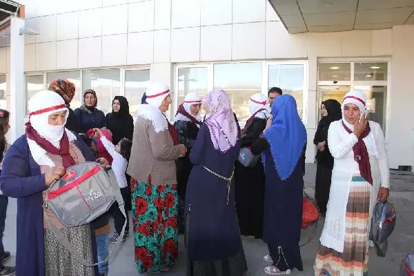 Başkale'de Şehit Yakınları Umreye Gönderildi
