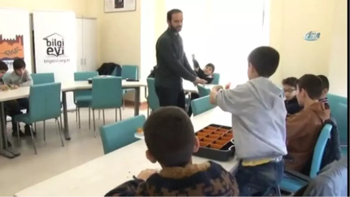 Bu Robot Zeybek Oynuyor Bu Robot Zeybek Oynuyor