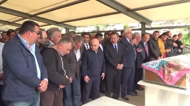 Kıbrıs'ta Öldürülen Kadın Memleketinde Defnedildi
