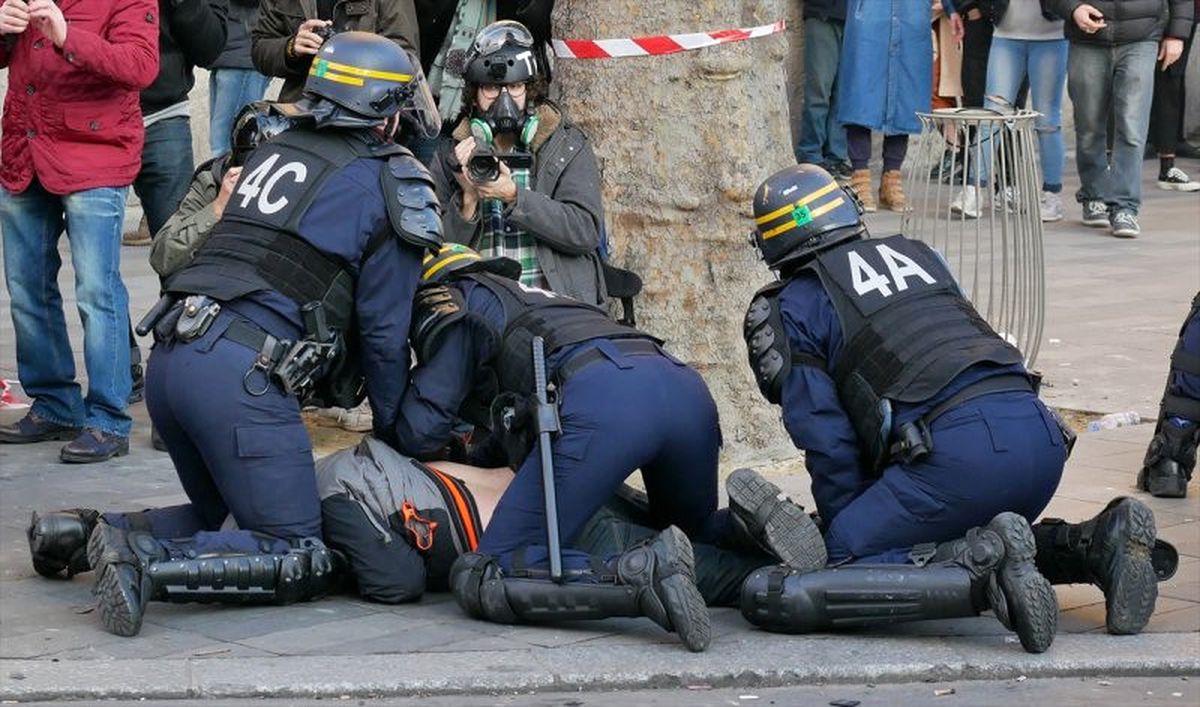 Paris'te Liseliler Cumhurbaşkanı Seçimini Protesto Etti
