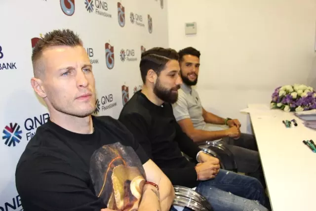 Trabzonspor'lu Futbolcular İmza Gününe Katıldı