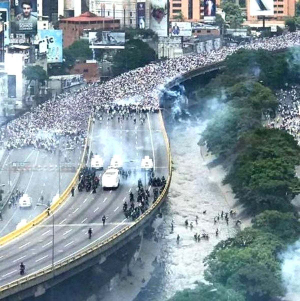 Venezuella'daki Protesto Gösterilerinde Eylemciler Köprüden Düştü
