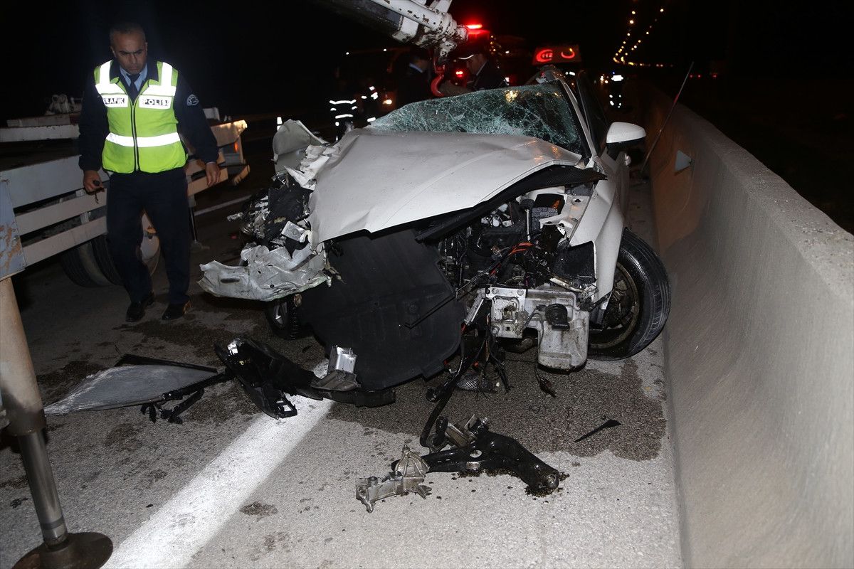 180'le Giderken TIR'a Arkadan Çarptı, Motor Yola Uçtu! Sürücü Hurda Araçtan Sağ Çıktı