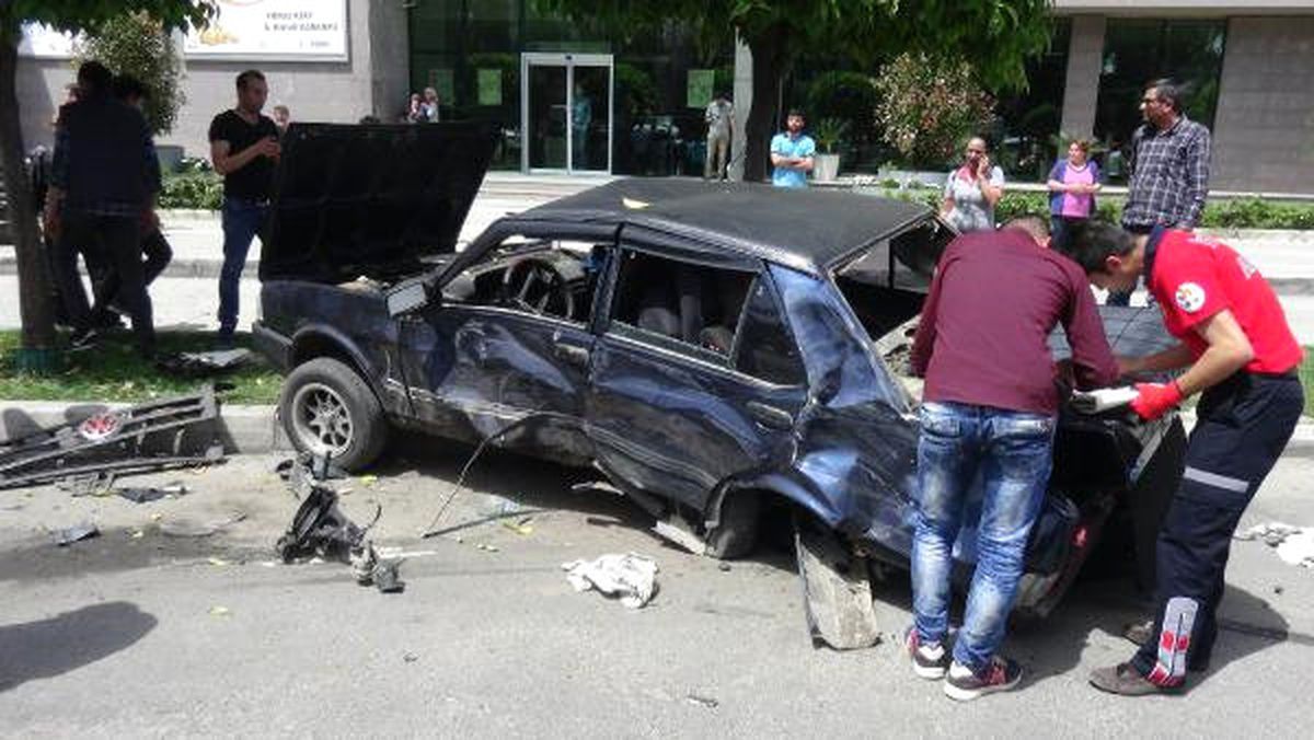 Adana'da Ambulans 3 Otomobile Çarptı: 4 Yaralı