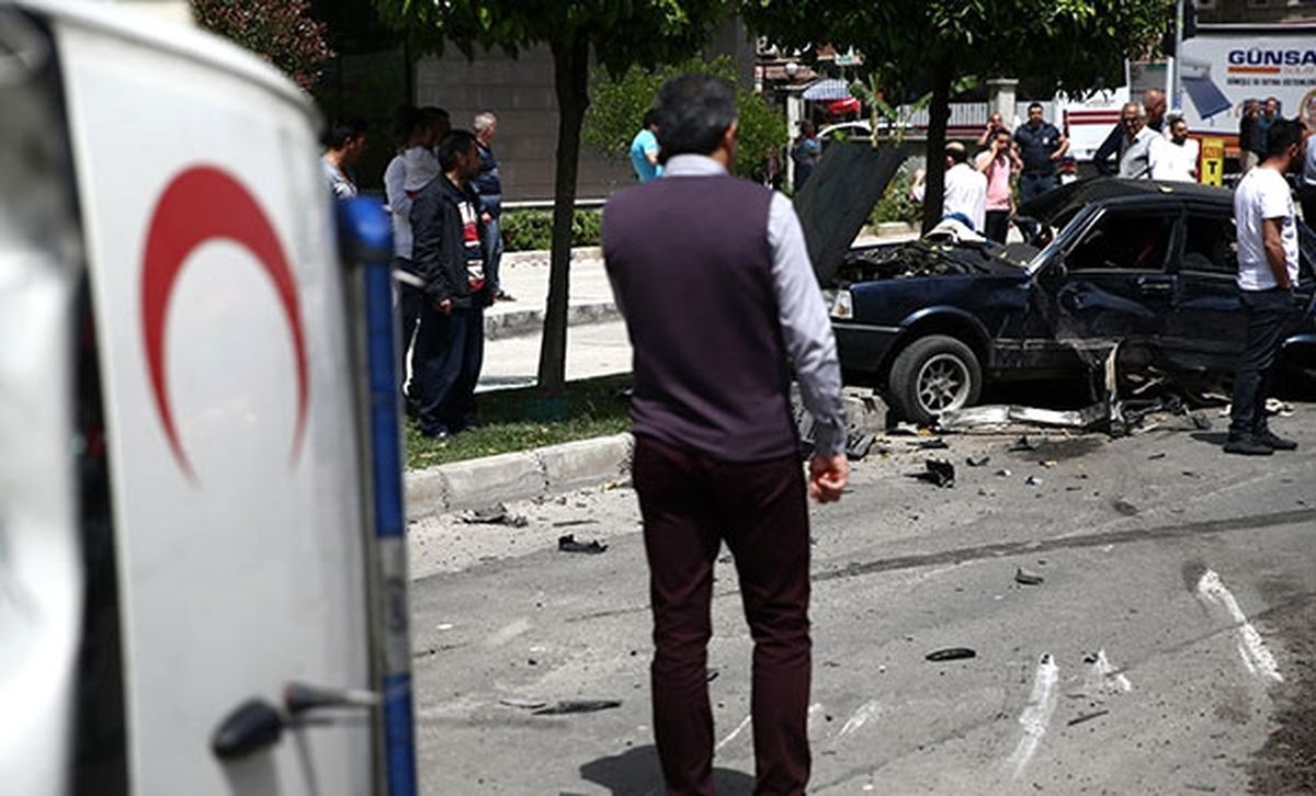 Adana'da Ambulans 3 Otomobile Çarptı: 4 Yaralı