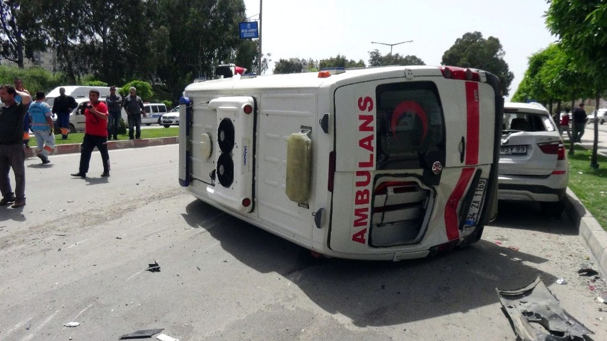 Adana'da Ambulans Kaza Yapıp Devrildi: 4 Yaralı