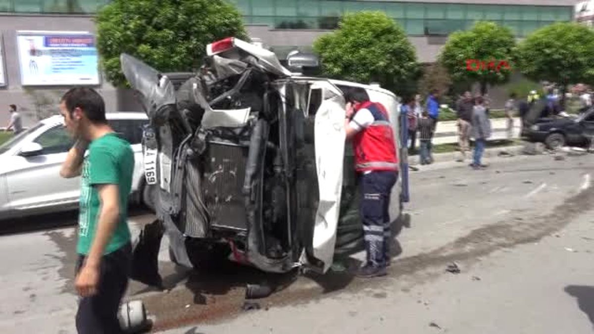 Adana'da Ambulansa 3 Otomobile Çarptı 4 Yaralı