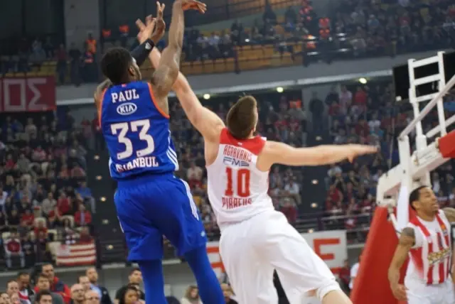 Anadolu Efes, Olympiakos'u Devirdi