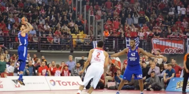 Anadolu Efes'ten Muhteşem Zafer
