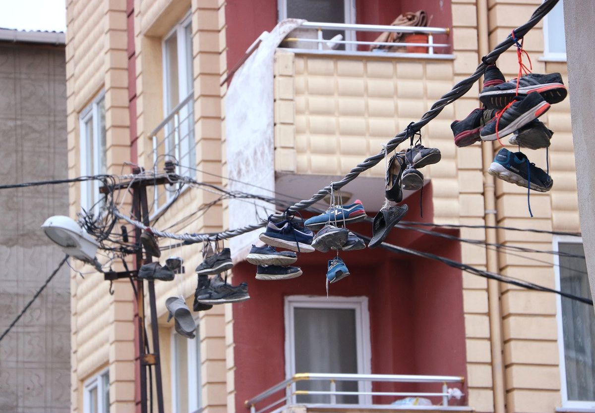 Esenyurt'un Robin Hoodları! Apartmanlardan Çalınan Ayakkabılar Elektrik Tellerinde