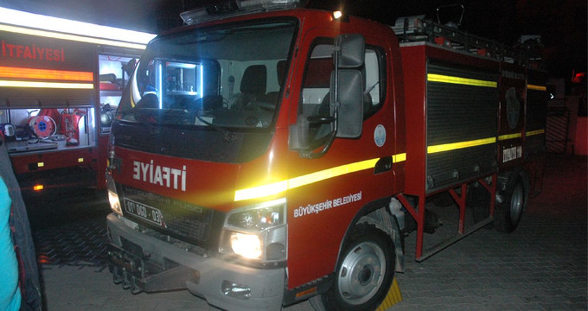 İtfaiye Ekiplerinin Can Kurtarmaya Gittiği Yangında Araçları Soyuldu