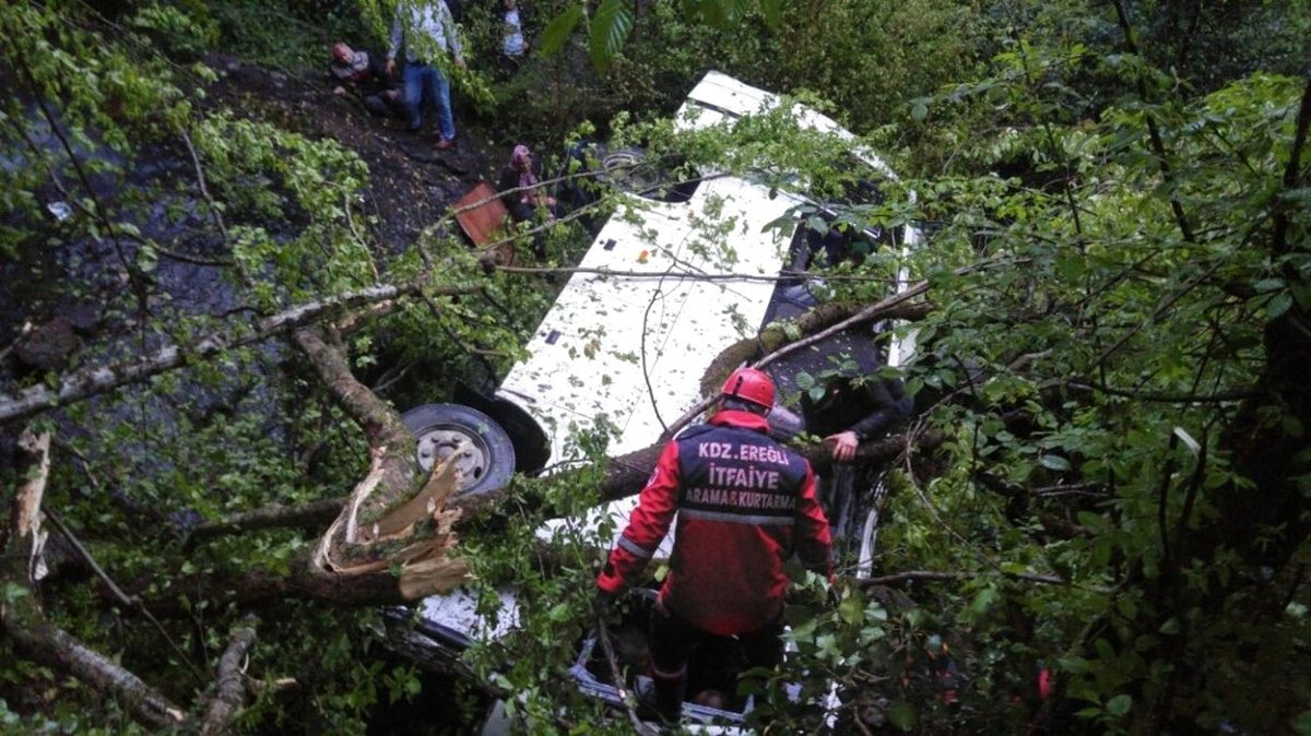 Zonguldak'ta Minibüs 50 Metreden Uçuruma Yuvarlandı: 5 Ölü 8 Yaralı