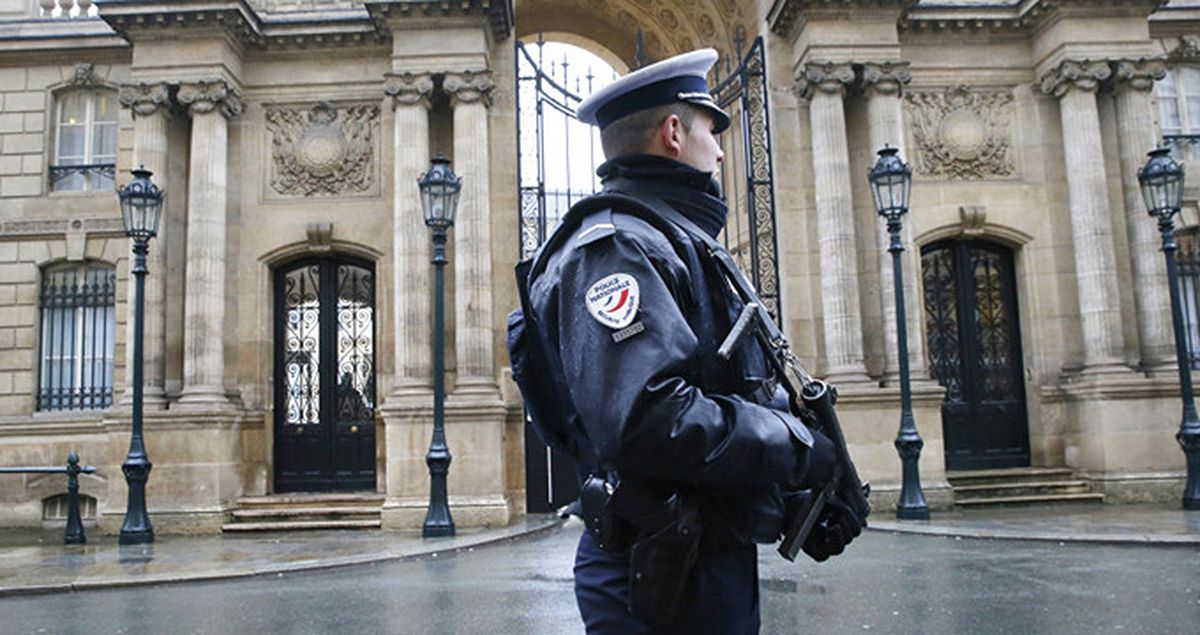 Paris'te Bıçaklı Bir Kişi Güvenlik Güçlerine Yaklaşırken Gözaltına Alındı