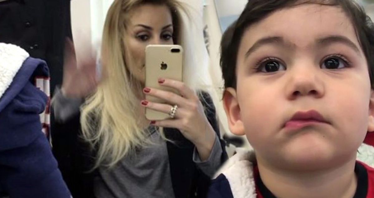 Petek Dinçöz'ün Oğlu, Saçına Fön Çektiren Annesini Meraklı Gözlerle İzledi