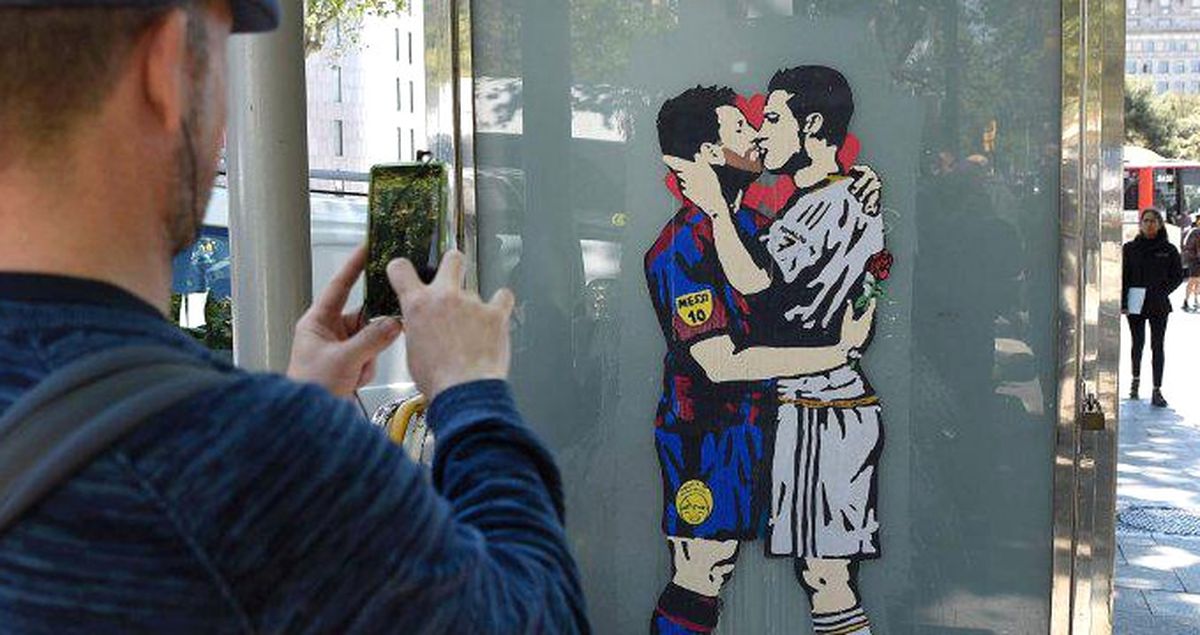 Ronaldo ile Messi'nin Öpüştüğü Grafiti, Fotoğrafçıların Akınına Uğradı